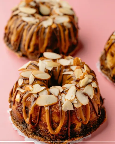 Mini Chocoflan individual de SOAD Bakery con almendras