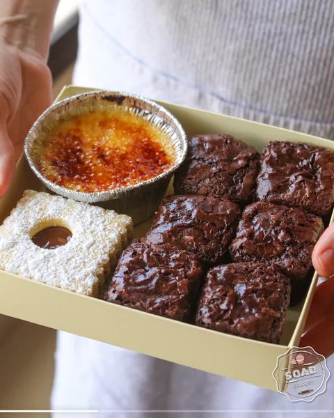 Mini Box de SOAD Bakery con brownies, chilenas y crème brûlée
