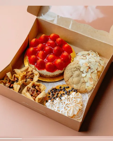 Spring Box de SOAD Bakery con mini cheesecake de fresas, baklawes y mousse de maracuyá