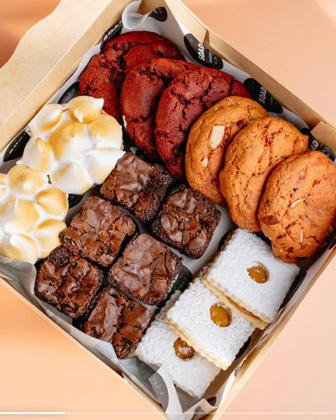 Summer Box de SOAD Bakery con cookies, brownies y chilenas surtidas