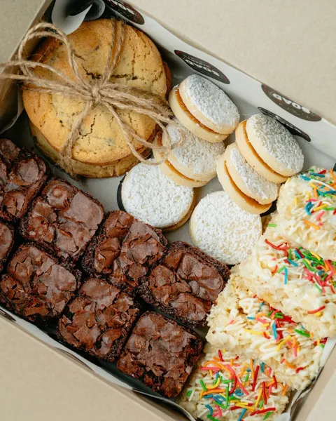 Thank You Box de SOAD Bakery con mini brownies, rice krispies y chilenas