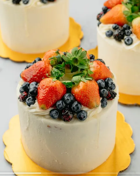 Berry Almond de SOAD Bakery con fresas, moras y arándanos frescos