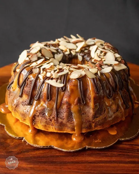 Chocoflan Grande de SOAD Bakery con almendras encima
