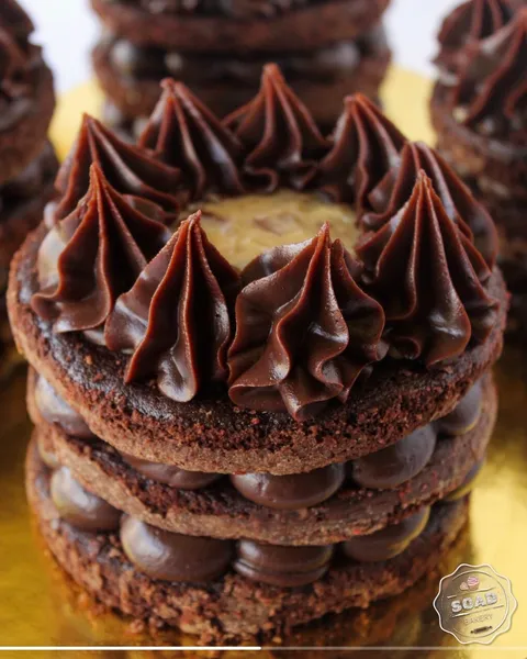 Germán Chocolate Cake de SOAD Bakery con coco y pecanas