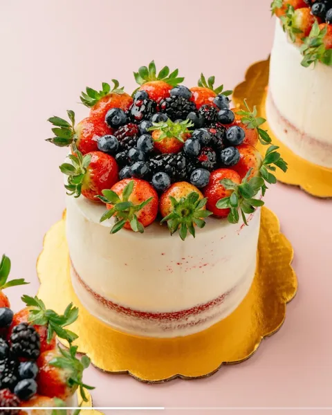 Red Velvet de SOAD Bakery con frutos rojos y mousse de chocolate blanco
