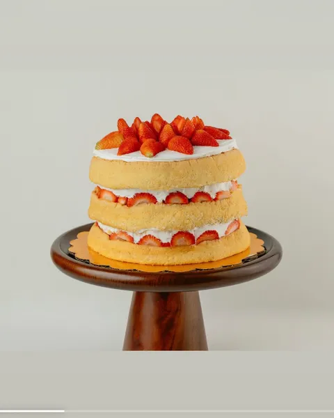 Strawberry Shortcake Familiar de SOAD Bakery con capas de fresa y crema, para 12 personas