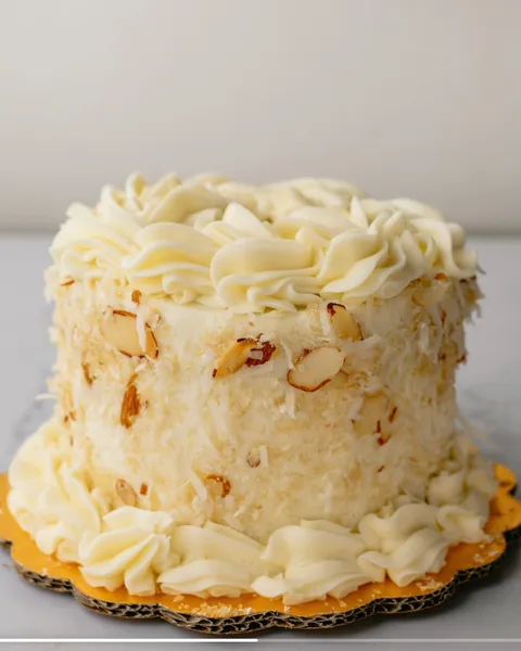 Torta de Zanahoria de SOAD Bakery rellena de cheesecake, con almendras y coco