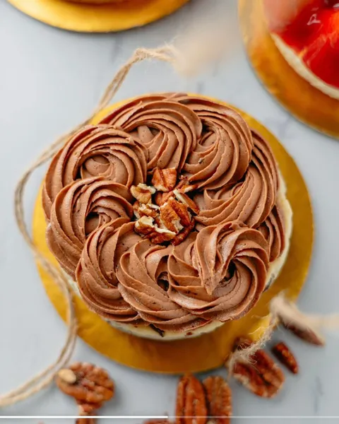 Mini Turtle Cheesecake de SOAD Bakery con pecanas y caramelo