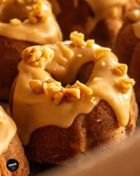 Mini Bundt de Manzana de SOAD Bakery con nuez y relleno de cheesecake