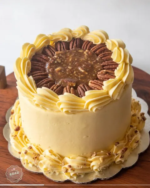 Pecan Pie Cake de SOAD Bakery con relleno de pie de pecanas