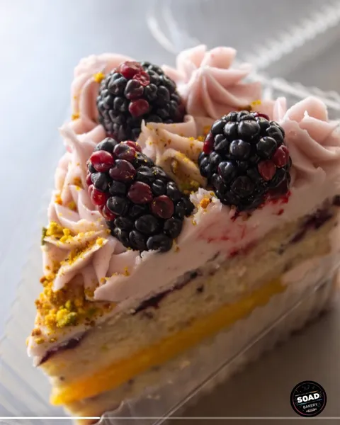 Rebanada de BlackBerry Lemon Cake de SOAD Bakery