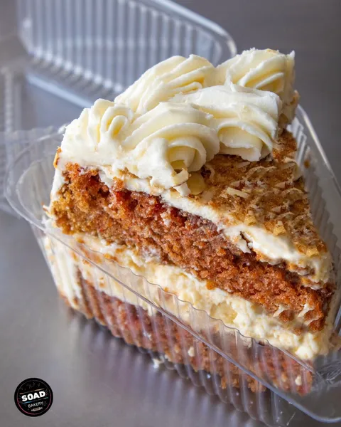 Rebanada de pastel de Zanahoria de SOAD Bakery relleno de cheesecake