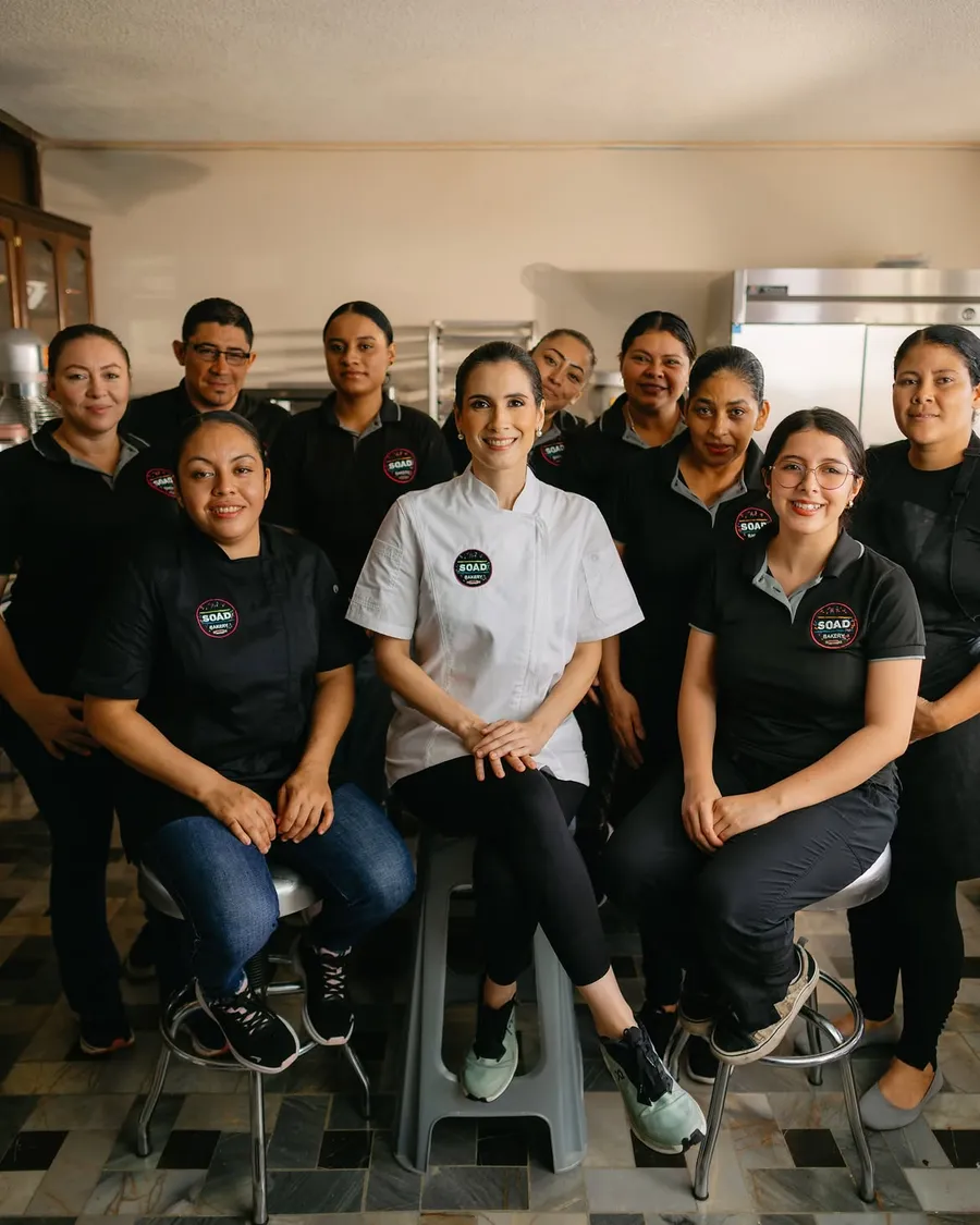 Soad Faraj, fundadora de SOAD Bakery, junto a su equipo en la cocina